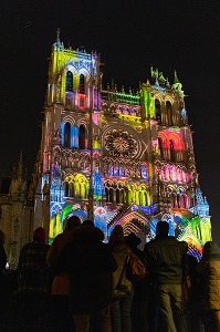 SPECTACLE MONUMENTAL CHROMA SUR LA FACADE DE LA CATHEDRALE NOTRE DAME D'AMIENS, SOMME, PICARDIE, HAUT DE FRANCE 