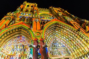 SPECTACLE MONUMENTAL CHROMA SUR LA FACADE DE LA CATHEDRALE NOTRE DAME D'AMIENS, SOMME, PICARDIE, HAUT DE FRANCE 