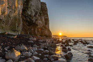 COUCHER DE SOLEIL SUR LES FALAISES DE MERS LES BAINS, SOMME, PICARDIE, HAUT DE FRANCE ET DU TREPORT 