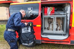 CONDUCTEUR CYNOTECHNIQUE ET SON CHIEN, BERGER BELGE MALINOIS, RECHERCHE DE PERSONNES EGAREES OU DISPARUES, SDIS 77, SEINE ET MARNE, ILE DE FRANCE 