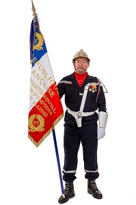 TENUE DE PORTE DRAPEAU SAPEURS POMPIERS ET DRAPEAU DU CORPS DEPARTEMENTAL, SDIS 77, MELUN, SEINE ET MARNE, ILE DE FRANCE 