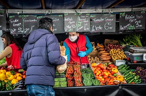 ILLUSTRATION MARCHE PARISIEN A L'HEURE DU CORONAVIRUS, COVID 19, MARCHE DE SAINT MAURICE, VAL DE MARNE, ILE DE FRANCE 