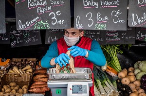 ILLUSTRATION MARCHE PARISIEN A L'HEURE DU CORONAVIRUS, COVID 19, MARCHE DE SAINT MAURICE, VAL DE MARNE, ILE DE FRANCE 