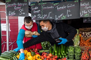 ILLUSTRATION MARCHE PARISIEN A L'HEURE DU CORONAVIRUS, COVID 19, MARCHE DE SAINT MAURICE, VAL DE MARNE, ILE DE FRANCE 