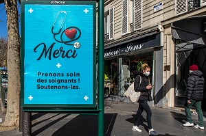 CAMPAGNE DE PUBLICITE, MERCI, PRENONS SOIN DE NOS SOIGNANTS ! SOUTENONS-LES, PASSANTS PENDANT L'EPIDEMIE DE COVID 19, RUE DE PARIS, VINCENNES, VAL-DE-MARNE, ILE-DE-FRANCE 