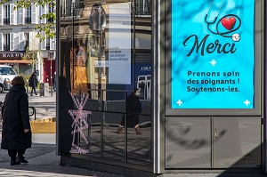 CAMPAGNE DE PUBLICITE, MERCI, PRENONS SOIN DE NOS SOIGNANTS ! SOUTENONS-LES, PASSANTS PENDANT L'EPIDEMIE DE COVID 19, RUE DE PARIS, VINCENNES, VAL-DE-MARNE, ILE-DE-FRANCE 