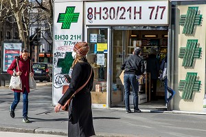 PHARMACIE PLACE DE LA NATION, PASSANTS PENDANT L'EPIDEMIE DE COVID 19, PLACE DE LA NATION, PARIS, ILE-DE-FRANCE 