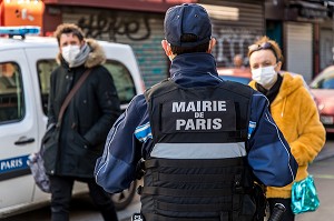 ILLUSTRATION INTERRUPTION DES MARCHES ALIMENTAIRES, AGENT DE POLICE MUNICIPAL, MARCHE D'ALIGRE, PARIS, ILE-DE-FRANCE 