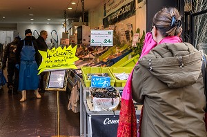 POISSONNERIE RUE D'ALIGRE, LIMITATION DU NOMBRE DE CLIENTS, MARCHE D'ALIGRE, PARIS, ILE-DE-FRANCE 