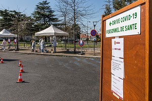 CENTRE DE DEPISTAGE CORONAVIRUS, DRIVE COVID 19, DRIVE LABO POUR LE PERSONNEL DE SANTE SUR UN PARKING PAR LE LABORATOIRE BIOPATH UNILABS IMPLANTE DANS LE QUARTIER BEAUVAL, MEAUX (77) 