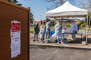 CENTRE DE DEPISTAGE CORONAVIRUS, DRIVE COVID 19, DRIVE LABO POUR LE PERSONNEL DE SANTE SUR UN PARKING PAR LE LABORATOIRE BIOPATH UNILABS IMPLANTE DANS LE QUARTIER BEAUVAL, MEAUX (77) 