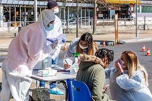 JEUNE FILLE  TESTEE AU COVID 19. CENTRE DE DEPISTAGE CORONAVIRUS, DRIVE LABO POUR LE PERSONNEL DE SANTE, MEAUX 
