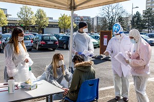 JEUNE FILLE  TESTEE AU COVID 19. CENTRE DE DEPISTAGE CORONAVIRUS, DRIVE LABO POUR LE PERSONNEL DE SANTE, MEAUX 