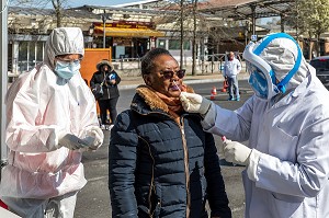 PRELEVEMENT DANS LES NARINES D'UNE AUXILIAIRE DE VIE DEPISTAGE DU CORONAVIRUS, DRIVE COVID 19, DRIVE LABO POUR LE PERSONNEL DE SANTE SUR UN PARKING PAR LE LABORATOIRE BIOPATH UNILABS IMPLANTE DANS LE QUARTIER BEAUVAL, MEAUX (77) 