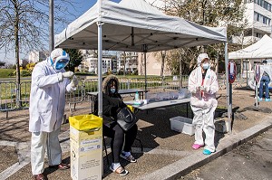 PRELEVEMENT DANS LES NARINES D'UNE AUXILIAIRE DE VIE DEPISTAGE DU CORONAVIRUS, DRIVE COVID 19, DRIVE LABO POUR LE PERSONNEL DE SANTE SUR UN PARKING PAR LE LABORATOIRE BIOPATH UNILABS IMPLANTE DANS LE QUARTIER BEAUVAL, MEAUX (77) 
