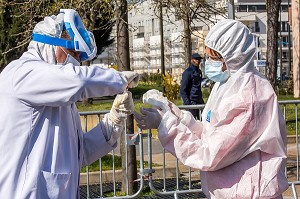 PRELEVEMENT DEPISTAGE DU CORONAVIRUS, DRIVE COVID 19, DRIVE LABO POUR LE PERSONNEL DE SANTE SUR UN PARKING PAR LE LABORATOIRE BIOPATH UNILABS IMPLANTE DANS LE QUARTIER BEAUVAL, MEAUX (77) 