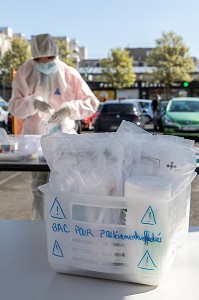 PRELEVEMENTS EFFECTUES, DEPISTAGE DU CORONAVIRUS, DRIVE COVID 19, DRIVE LABO POUR LE PERSONNEL DE SANTE SUR UN PARKING PAR LE LABORATOIRE BIOPATH UNILABS IMPLANTE DANS LE QUARTIER BEAUVAL, MEAUX (77) 