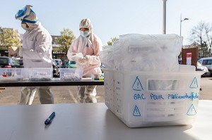 PRELEVEMENTS EFFECTUES, DEPISTAGE DU CORONAVIRUS, DRIVE COVID 19, DRIVE LABO POUR LE PERSONNEL DE SANTE SUR UN PARKING PAR LE LABORATOIRE BIOPATH UNILABS IMPLANTE DANS LE QUARTIER BEAUVAL, MEAUX (77) 