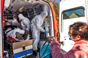 EVACUATION D'UN HOMME EN DETRESSE RESPIRATOIRE ATTEINT DU COVID 19 VERS L'HOPITAL AVEC SA FEMME, UNE JOURNEE SUR LE FRONT DES INTERVENTIONS COVID 19, EN PREMIERE LIGNE AVEC LES SAPEURS-POMPIERS DE MEAUX, SEINE ET MARNE (77) 