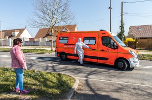 EVACUATION D'UN HOMME EN DETRESSE RESPIRATOIRE ATTEINT DU COVID 19 VERS L'HOPITAL SOUS LE REGARD DE SA FEMME, UNE JOURNEE SUR LE FRONT DES INTERVENTIONS COVID 19, EN PREMIERE LIGNE AVEC LES SAPEURS-POMPIERS DE MEAUX, SEINE ET MARNE (77) 