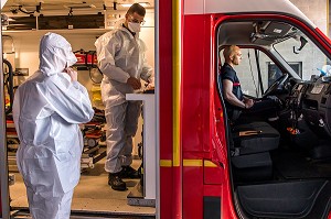 HABILLAGE EN TENUE RISQUE INFECTIEUX, DEPART EN INTERVENTION POUR UNE VICTIME EN DETRESSE RESPIRATOIRE ATTEINTE DU COVID 19, UNE JOURNEE SUR LE FRONT DES INTERVENTIONS COVID 19, EN PREMIERE LIGNE AVEC LES SAPEURS-POMPIERS DE MEAUX, SEINE ET MARNE (77) 