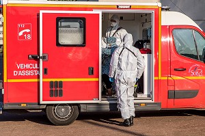 INTERVENTION POUR UNE VICTIME EN DETRESSE RESPIRATOIRE ATTEINTE DU COVID 19, UNE JOURNEE SUR LE FRONT DES INTERVENTIONS COVID 19, EN PREMIERE LIGNE AVEC LES SAPEURS-POMPIERS DE MEAUX, SEINE ET MARNE (77) 