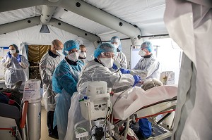 LES SAPEURS-POMPIERS ONT ORGANISE UN SAS DE PRE TRIAGE POUR LES PATIENTS ATTEINTS DU COVID 19 AUX URGENCES DU GRAND HOPITAL DE L'EST FRANCILIEN, JOSSIGNY, SEINE ET MARNE (77), UNE JOURNEE SUR LE FRONT DES INTERVENTIONS COVID 19 