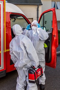 AJUSTEMENT DES EQUIPEMENTS DE PROTECTION, INTERVENTION POUR UNE VICTIME AVEC SUSPICION DU COVID 19, UNE JOURNEE SUR LE FRONT DES INTERVENTIONS COVID 19, EN PREMIERE LIGNE AVEC LES SAPEURS-POMPIERS DE MEAUX, SEINE ET MARNE (77) 