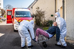 INTERVENTION POUR UNE VICTIME AVEC SUSPICION DU COVID 19, UNE JOURNEE SUR LE FRONT DES INTERVENTIONS COVID 19, EN PREMIERE LIGNE AVEC LES SAPEURS-POMPIERS DE MEAUX, SEINE ET MARNE (77) 