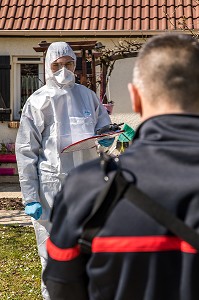 EVACUATION D'UN HOMME EN DETRESSE RESPIRATOIRE ATTEINT DU COVID 19 VERS L'HOPITAL AVEC SA FEMME, UNE JOURNEE SUR LE FRONT DES INTERVENTIONS COVID 19, EN PREMIERE LIGNE AVEC LES SAPEURS-POMPIERS DE MEAUX, SEINE ET MARNE (77) 