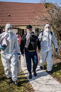 EVACUATION D'UN HOMME EN DETRESSE RESPIRATOIRE ATTEINT DU COVID 19 VERS L'HOPITAL AVEC SA FEMME, UNE JOURNEE SUR LE FRONT DES INTERVENTIONS COVID 19, EN PREMIERE LIGNE AVEC LES SAPEURS-POMPIERS DE MEAUX, SEINE ET MARNE (77) 