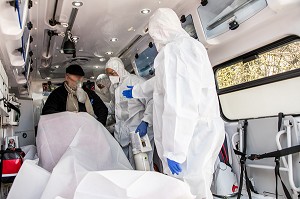 EVACUATION D'UN HOMME EN DETRESSE RESPIRATOIRE ATTEINT DU COVID 19 VERS L'HOPITAL AVEC SA FEMME, UNE JOURNEE SUR LE FRONT DES INTERVENTIONS COVID 19, EN PREMIERE LIGNE AVEC LES SAPEURS-POMPIERS DE MEAUX, SEINE ET MARNE (77) 