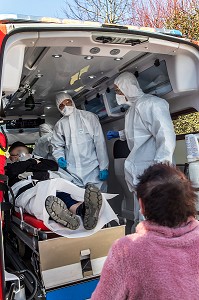 EVACUATION D'UN HOMME EN DETRESSE RESPIRATOIRE ATTEINT DU COVID 19 VERS L'HOPITAL AVEC SA FEMME, UNE JOURNEE SUR LE FRONT DES INTERVENTIONS COVID 19, EN PREMIERE LIGNE AVEC LES SAPEURS-POMPIERS DE MEAUX, SEINE ET MARNE (77) 