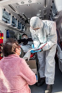 EVACUATION D'UN HOMME EN DETRESSE RESPIRATOIRE ATTEINT DU COVID 19 VERS L'HOPITAL AVEC SA FEMME, UNE JOURNEE SUR LE FRONT DES INTERVENTIONS COVID 19, EN PREMIERE LIGNE AVEC LES SAPEURS-POMPIERS DE MEAUX, SEINE ET MARNE (77) 