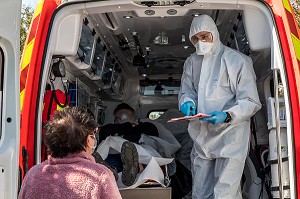 EVACUATION D'UN HOMME EN DETRESSE RESPIRATOIRE ATTEINT DU COVID 19 VERS L'HOPITAL AVEC SA FEMME, UNE JOURNEE SUR LE FRONT DES INTERVENTIONS COVID 19, EN PREMIERE LIGNE AVEC LES SAPEURS-POMPIERS DE MEAUX, SEINE ET MARNE (77) 