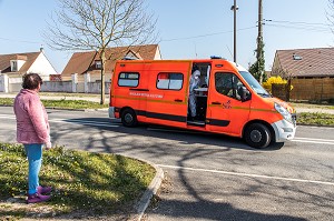 EVACUATION D'UN HOMME EN DETRESSE RESPIRATOIRE ATTEINT DU COVID 19 VERS L'HOPITAL AVEC SA FEMME, UNE JOURNEE SUR LE FRONT DES INTERVENTIONS COVID 19, EN PREMIERE LIGNE AVEC LES SAPEURS-POMPIERS DE MEAUX, SEINE ET MARNE (77) 