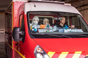 INTERVENTION POUR UNE VICTIME EN DETRESSE RESPIRATOIRE ATTEINTE DU COVID 19, UNE JOURNEE SUR LE FRONT DES INTERVENTIONS COVID 19, EN PREMIERE LIGNE AVEC LES SAPEURS-POMPIERS DE MEAUX, SEINE ET MARNE (77) 