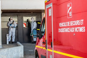 INTERVENTION POUR UNE VICTIME EN DETRESSE RESPIRATOIRE ATTEINTE DU COVID 19, UNE JOURNEE SUR LE FRONT DES INTERVENTIONS COVID 19, EN PREMIERE LIGNE AVEC LES SAPEURS-POMPIERS DE MEAUX, SEINE ET MARNE (77) 