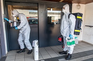 INTERVENTION POUR UNE VICTIME EN DETRESSE RESPIRATOIRE ATTEINTE DU COVID 19, UNE JOURNEE SUR LE FRONT DES INTERVENTIONS COVID 19, EN PREMIERE LIGNE AVEC LES SAPEURS-POMPIERS DE MEAUX, SEINE ET MARNE (77) 