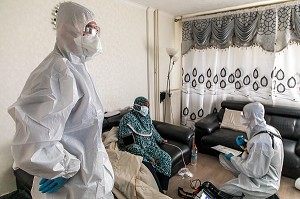 INTERVENTION POUR UNE VICTIME EN DETRESSE RESPIRATOIRE ATTEINTE DU COVID 19, UNE JOURNEE SUR LE FRONT DES INTERVENTIONS COVID 19, EN PREMIERE LIGNE AVEC LES SAPEURS-POMPIERS DE MEAUX, SEINE ET MARNE (77) 