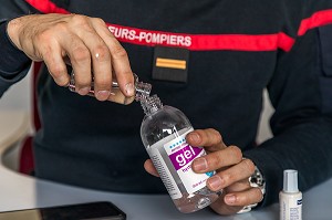 ILLUSTRATION GEL HYDRO ALCOOLIQUE, UNE JOURNEE SUR LE FRONT DES INTERVENTIONS COVID 19, EN PREMIÈRE LIGNE AVEC LES SAPEURS-POMPIERS DE MEAUX, SEINE ET MARNE (77) 