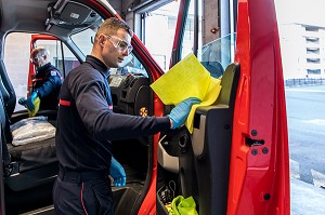 DESINFECTION DE L'AMBULANCE APRES UNE INTERVENTION COVID 19, UNE JOURNEE SUR LE FRONT DES INTERVENTIONS COVID 19, EN PREMIÈRE LIGNE AVEC LES SAPEURS-POMPIERS DE MEAUX, SEINE ET MARNE (77) 