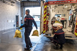 DESINFECTION DE L'AMBULANCE APRES UNE INTERVENTION COVID 19 ET MISE EN SAC POUR DESTRUCTION DES COMBINAISONS A USAGE UNIQUE, UNE JOURNEE SUR LE FRONT DES INTERVENTIONS COVID 19, EN PREMIÈRE LIGNE AVEC LES SAPEURS-POMPIERS DE MEAUX, SEINE ET MARNE (77) 