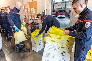 DESINFECTION DE L'AMBULANCE APRES UNE INTERVENTION COVID 19 ET MISE EN SAC POUR DESTRUCTION DES COMBINAISONS A USAGE UNIQUE, UNE JOURNEE SUR LE FRONT DES INTERVENTIONS COVID 19, EN PREMIÈRE LIGNE AVEC LES SAPEURS-POMPIERS DE MEAUX, SEINE ET MARNE (77) 