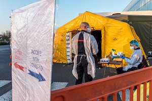 LES SAPEURS-POMPIERS ONT ORGANISE UN SAS DE PRE TRIAGE POUR LES PATIENTS ATTEINTS DU COVID 19 AUX URGENCES DU GRAND HOPITAL DE L'EST FRANCILIEN, JOSSIGNY, SEINE ET MARNE (77), UNE JOURNEE SUR LE FRONT DES INTERVENTIONS COVID 19 