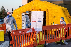 LES SAPEURS-POMPIERS ONT ORGANISE UN SAS DE PRE TRIAGE POUR LES PATIENTS ATTEINTS DU COVID 19 AUX URGENCES DU GRAND HOPITAL DE L'EST FRANCILIEN, JOSSIGNY, SEINE ET MARNE (77), UNE JOURNEE SUR LE FRONT DES INTERVENTIONS COVID 19 