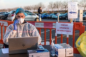 ENREGISTREMENT ET TRI DES VICTIMES, COVID 19, LES SAPEURS-POMPIERS ONT ORGANISE UN SAS DE PRE TRIAGE AUX URGENCES DU GRAND HOPITAL DE L'EST FRANCILIEN, JOSSIGNY, SEINE ET MARNE 