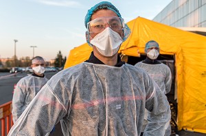 LES SAPEURS-POMPIERS ONT ORGANISE UN SAS DE PRE TRIAGE POUR LES PATIENTS ATTEINTS DU COVID 19 AUX URGENCES DU GRAND HOPITAL DE L'EST FRANCILIEN, JOSSIGNY, SEINE ET MARNE (77), UNE JOURNEE SUR LE FRONT DES INTERVENTIONS COVID 19 