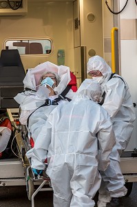 LES SAPEURS-POMPIERS ONT ORGANISE UN SAS DE PRE TRIAGE POUR LES PATIENTS ATTEINTS DU COVID 19 AUX URGENCES DU GRAND HOPITAL DE L'EST FRANCILIEN, JOSSIGNY, SEINE ET MARNE (77), UNE JOURNEE SUR LE FRONT DES INTERVENTIONS COVID 19 