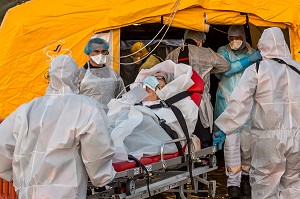 LES SAPEURS-POMPIERS ONT ORGANISE UN SAS DE PRE TRIAGE POUR LES PATIENTS ATTEINTS DU COVID 19 AUX URGENCES DU GRAND HOPITAL DE L'EST FRANCILIEN, JOSSIGNY, SEINE ET MARNE (77), UNE JOURNEE SUR LE FRONT DES INTERVENTIONS COVID 19 